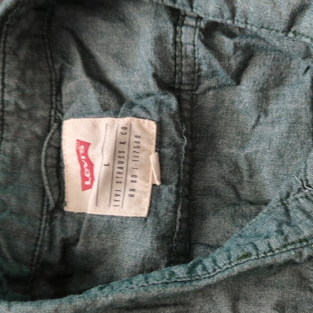 Levi's button down Tee - Picture 2 of 4